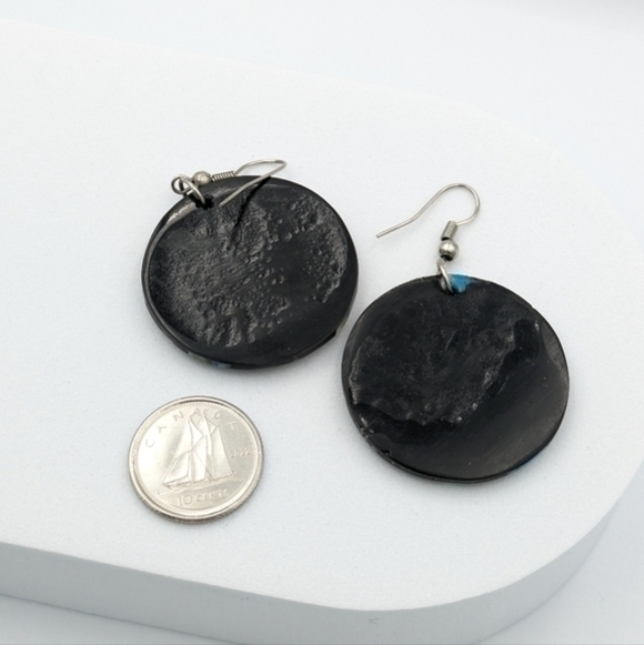 Round hand crafted shell earrings inlaid in black - Picture 5 of 5